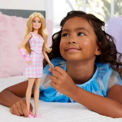 Barbie Fashionistas Barbie-Nukke Kipsatulla Kädellä