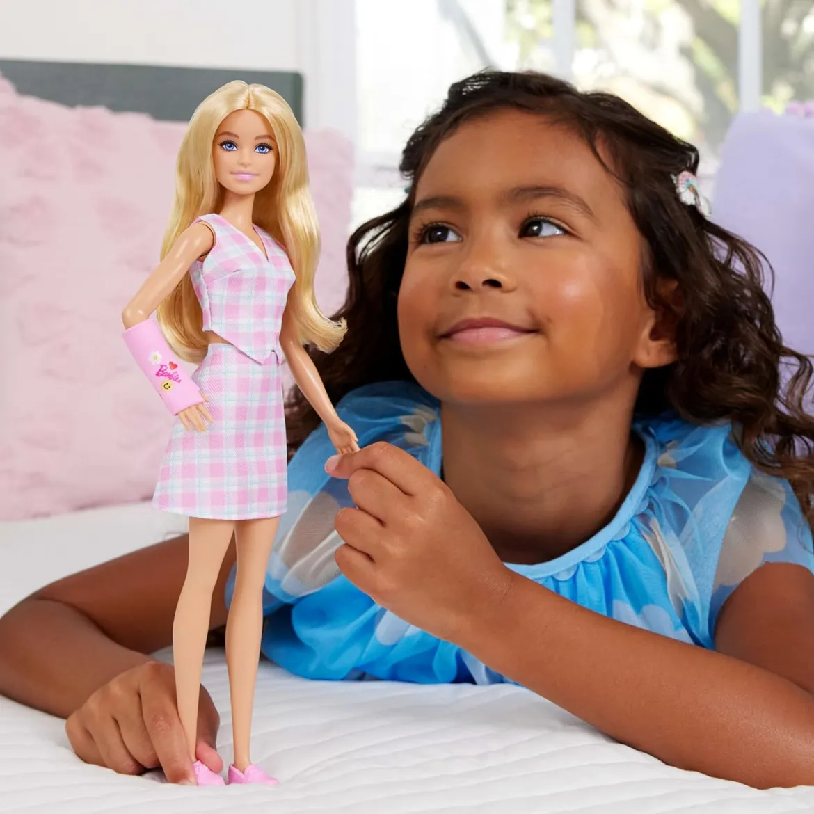 Barbie Fashionistas Barbie-Nukke Kipsatulla Kädellä