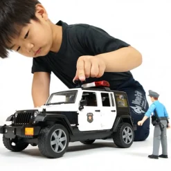 Bruder Jeep Wrangler Poliisiauto Äänellä ja Valolla sekä Hahmolla 1:16