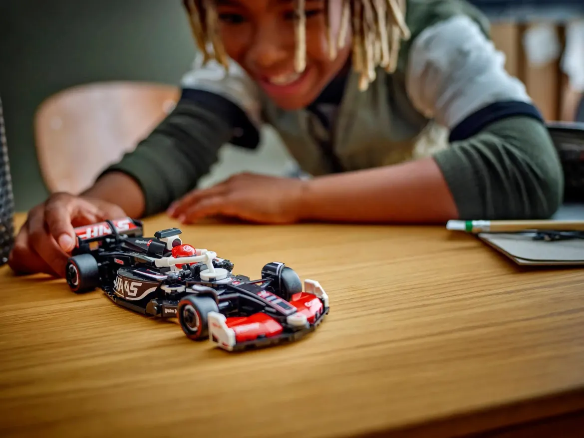 LEGO 77250 MoneyGram Haas F1® Team VF-24 Kilpa-auto