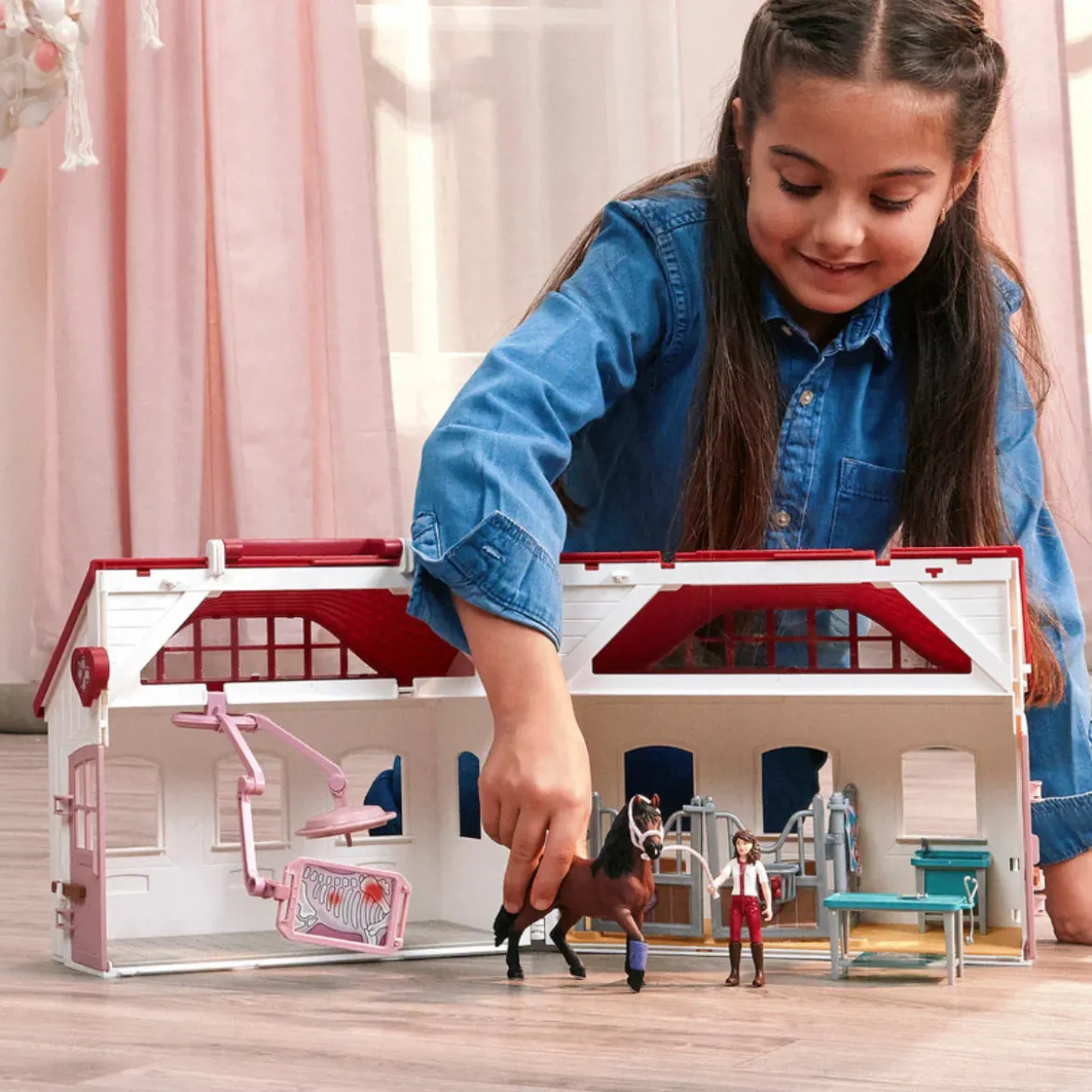 Schleich 42787 Iloinen Hevossairaala